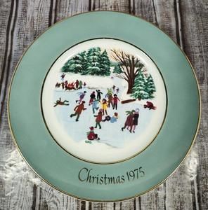1975 Avon Christmas 8.75" Plate Skaters On The Pond Plate *READ